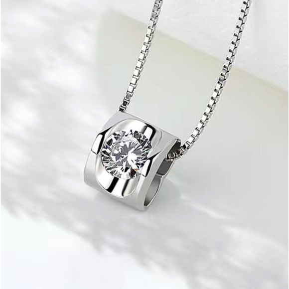 Jewelry - - Beautiful silver necklace.NEW